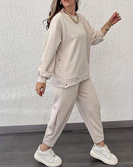 Γυναικείο μονόχρωμο, μοντέρνο, casual κοστούμι με πλαϊνά σκισίματα