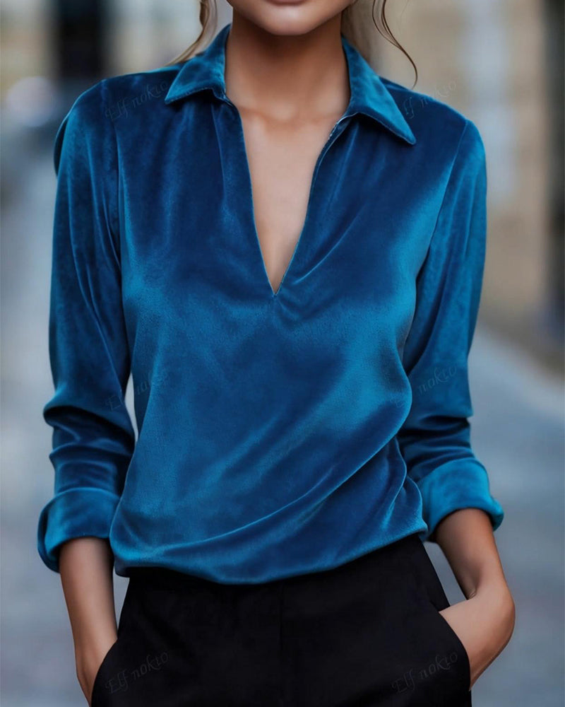 Τοπ με βαθύ V ντεκολτέ από βελούδο και πόλο λαιμό