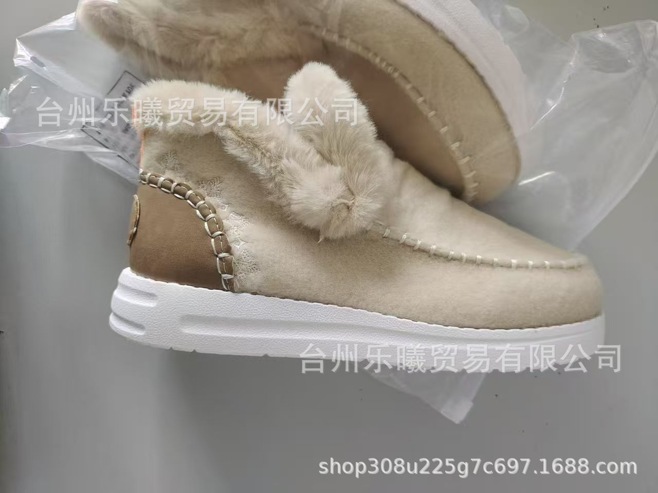 🥾 Μαλακό βελούδο και πολύχρωμες μπότες μάχης