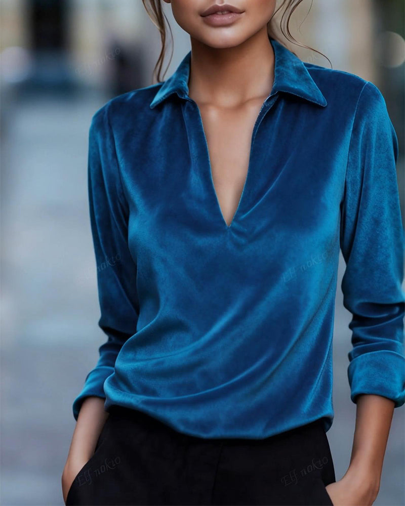 Τοπ με βαθύ V ντεκολτέ από βελούδο και πόλο λαιμό