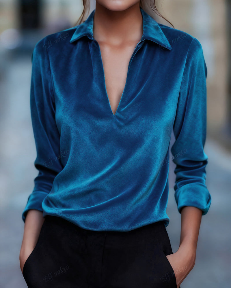 Τοπ με βαθύ V ντεκολτέ από βελούδο και πόλο λαιμό