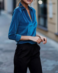 Τοπ με βαθύ V ντεκολτέ από βελούδο και πόλο λαιμό